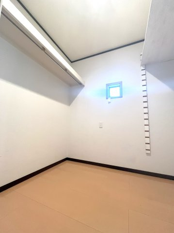 収納上手な新生活始めませんか♪ご家族の思い出も大切にしまっておける大満足のたっぷり収納。画像ではこの広さはなかなか伝わりません。ぜひ現地でご確認下さい！