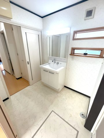 リビングから、そして廊下からも入ることができる【“2WEY”ランドリースペース】2024年12月に交換したばかりのシャワー付洗面化粧台で快適な暮らしを実現！