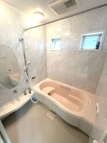 1日の疲れを癒すユニットバス…柔らかな曲線で構成されたバスタブが心地よさをもたらします。スイッチひとつで湯張りや追い炊きができるオートバス機能付き給湯システムや、浴室乾燥機も付いてます！