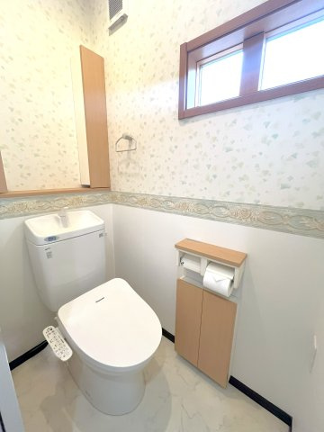 シンプルに清潔感のあるホワイト色。収納が付いて実用性も兼ね備えた造り。換気出来るよう、窓も完備。いつも清潔な空間であって頂けるよう配慮しました。もちろんトイレは2階にもございます！