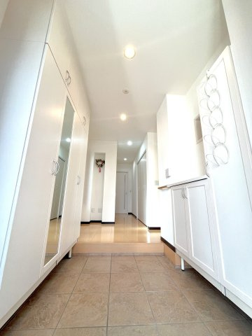 広々とした開放感のある玄関！シューズボックスのほか、大型玄関収納を設置！ホールのスリット窓からは優しい光が差し込みます。また、生活導線を考え、ホールと廊下には“床暖房”を設置しました！