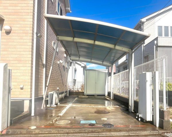 ハイルーフ車も駐車可能な十分な広さを確保した駐車スペース。雨風対策や車の劣化を防ぐカーポート付きで大切な愛車を守ってくれます♪