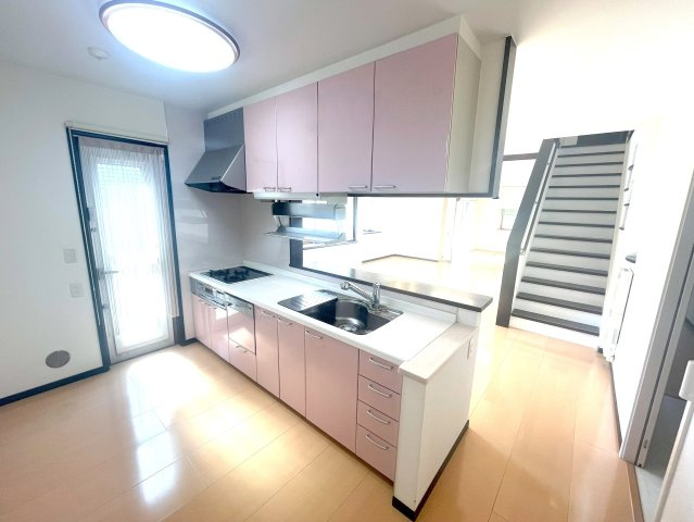 ご家族を『より近くに感じられる』対面キッチンはご家族の温かい時間を演出。明るい光が差し込み、通風も良好！毎日使うキッチンだからこそ、使いやすく、気持ちよくお料理ができるお気に入りの空間にしたいですね♪