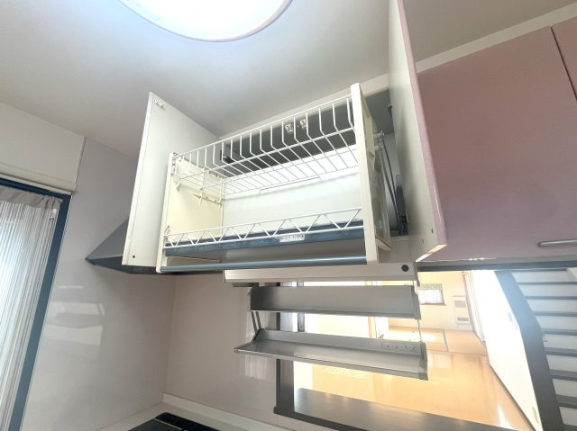 【昇降式吊戸棚スイングダウンウォール】
キッチン収納は収納力だけではなく、使い勝手にもこだわりました♪