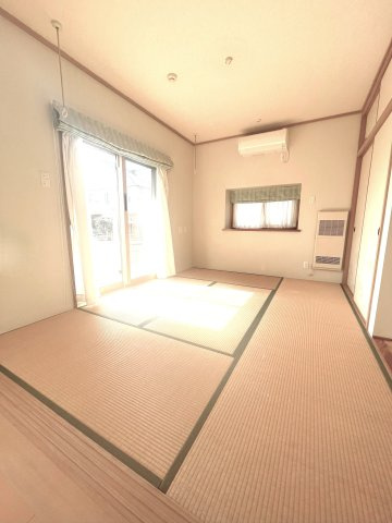 2面採光の明るい和室♪休日には畳でのんびり過ごすのもおすすめです！お子様の室内遊びスペースや来客用のお部屋として重宝する空間です！