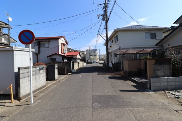 平塚市夕陽ヶ丘2期　1号棟の前面道路含む現地写真