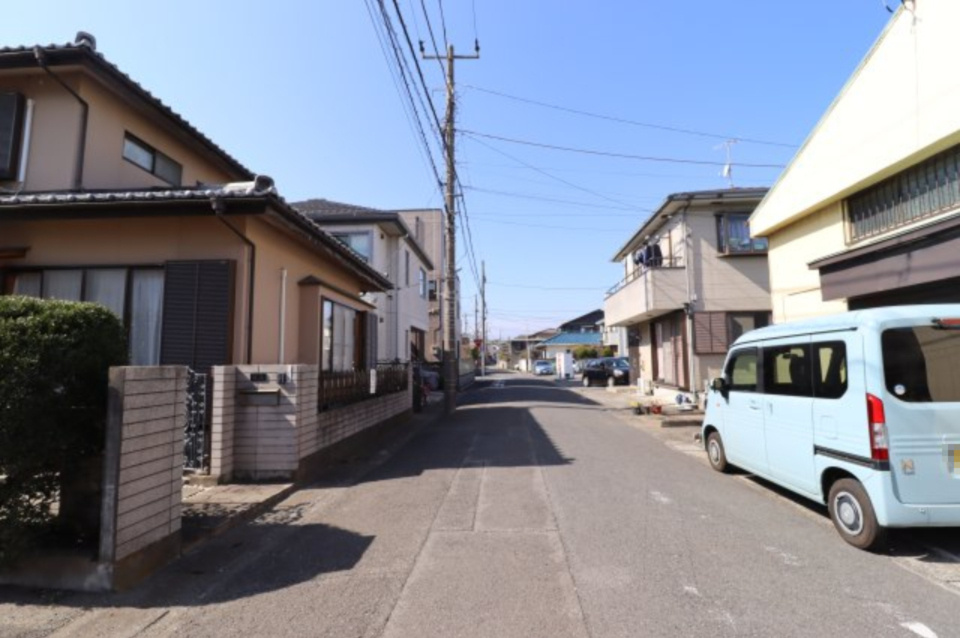 平塚市夕陽ヶ丘2期　1号棟の前面道路含む現地写真