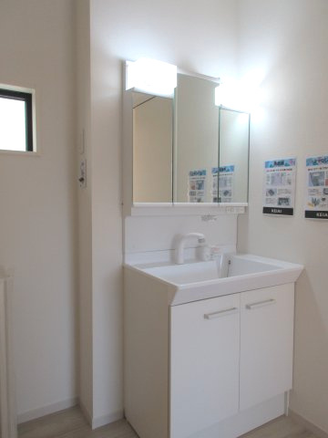 青梅市新町7丁目　新築戸建全3棟の独立洗面台|身だしなみを整えやすく、収納たっぷりの三面鏡付洗面化粧台☆