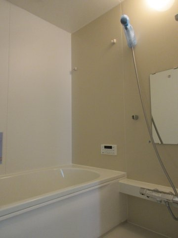 青梅市新町7丁目　新築戸建全3棟の浴室|のびのび一坪タイプのバスルーム。