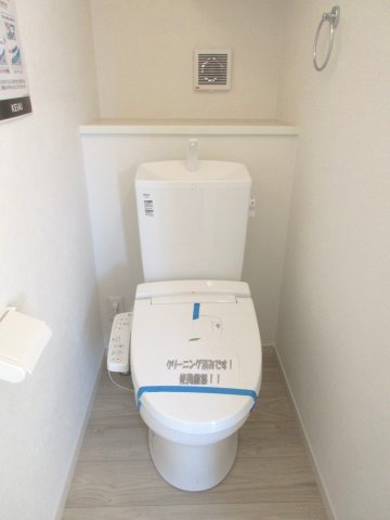 青梅市新町7丁目　新築戸建全3棟のトイレ|1階温水シャワートイレ