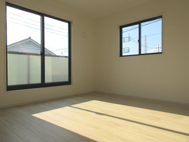 青梅市新町7丁目　新築戸建全3棟の洋室|主寝室広々8.8帖　バルコニーに面した明るい室内☆