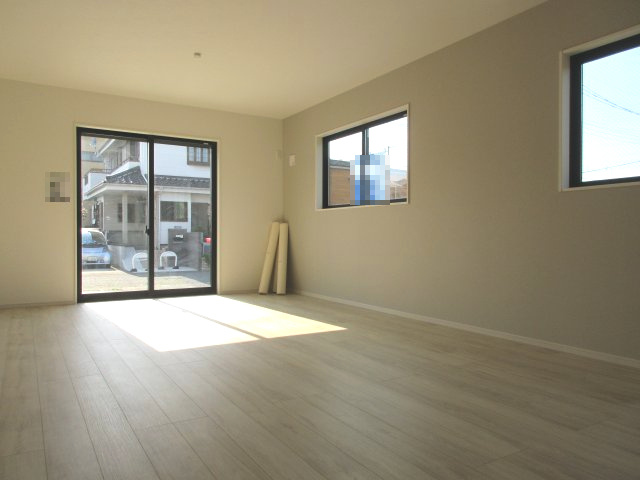 青梅市新町7丁目　新築戸建全3棟の居間・リビング|ご家族みんながゆったりくつろげる広々リビング！お子様が元気にはしゃぐ姿が目に浮かびます。