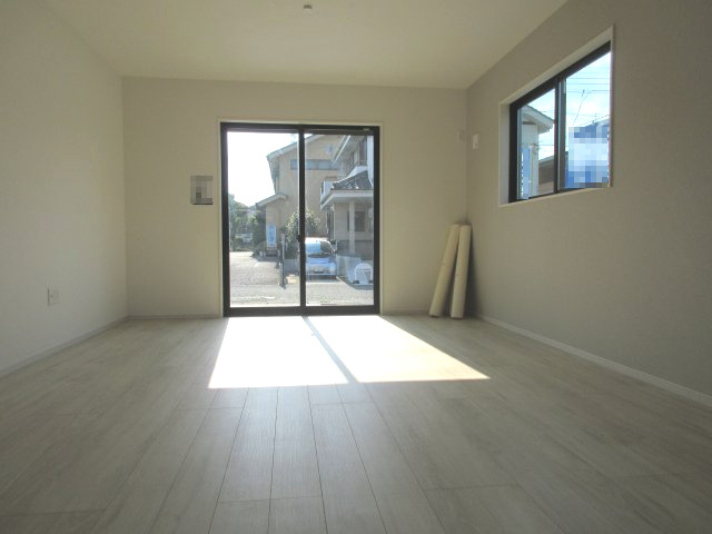 青梅市新町7丁目　新築戸建全3棟の居間・リビング|2面採光の明るいリビング☆