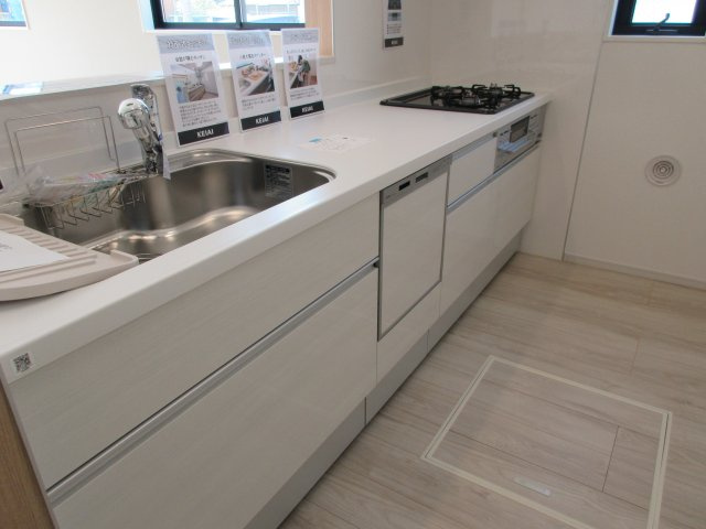 青梅市新町7丁目　新築戸建全3棟のキッチン|料理をしながらでもご家族との会話を楽しめる対面キッチン