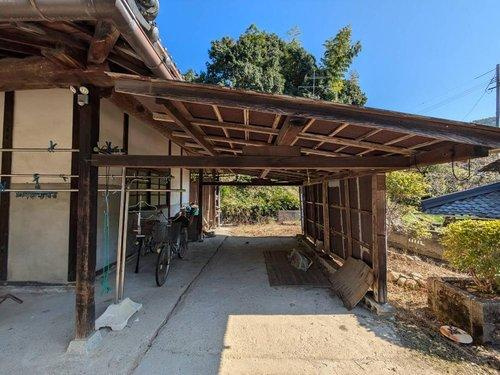 岡山市北区御津宇垣　中古住宅の駐車場|現地（2024年11月）撮影
◆倉庫横に1～2台分の駐車スペースがございます
