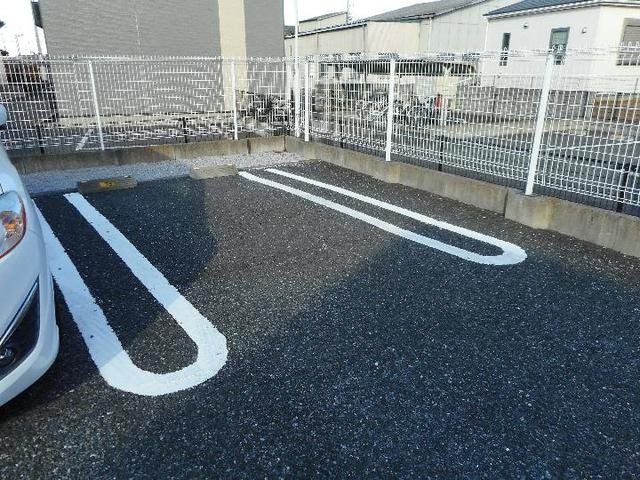 アルドーレⅢの駐車場
