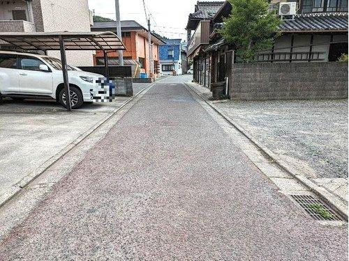 岡山市東区瀬戸町下中古住宅の前面道路含む現地写真|◆北西側前面道路は幅員3.6mです