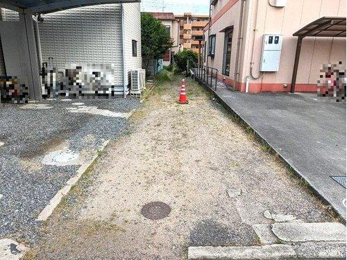 岡山市東区瀬戸町下中古住宅の前面道路含む現地写真|◆東側前面道路は幅員1.0mです
◆建築基準法上の道路ではありません