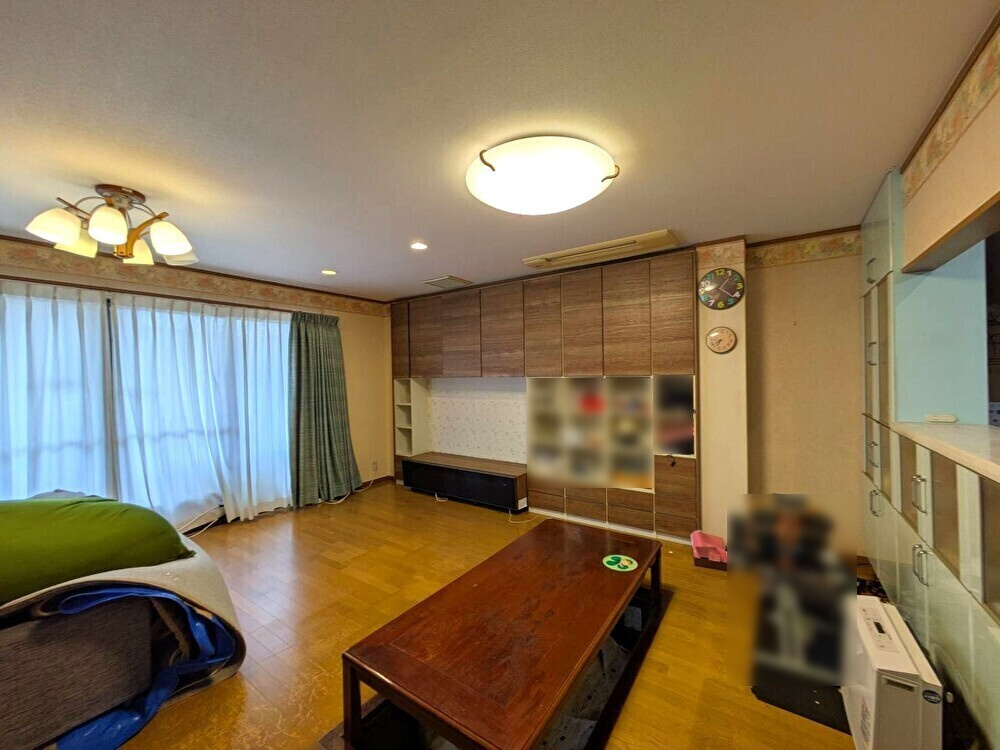 岡山市東区瀬戸町下中古住宅の居間・リビング|◆1階LDKは圧巻の25.5畳！