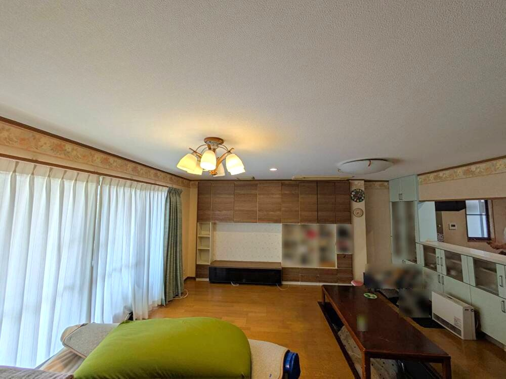 岡山市東区瀬戸町下中古住宅の居間・リビング|◆別角度からの1階LDKの様子です