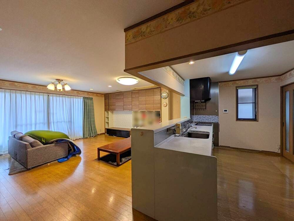 岡山市東区瀬戸町下中古住宅の居間・リビング|◆別角度からの1階LDKの様子です