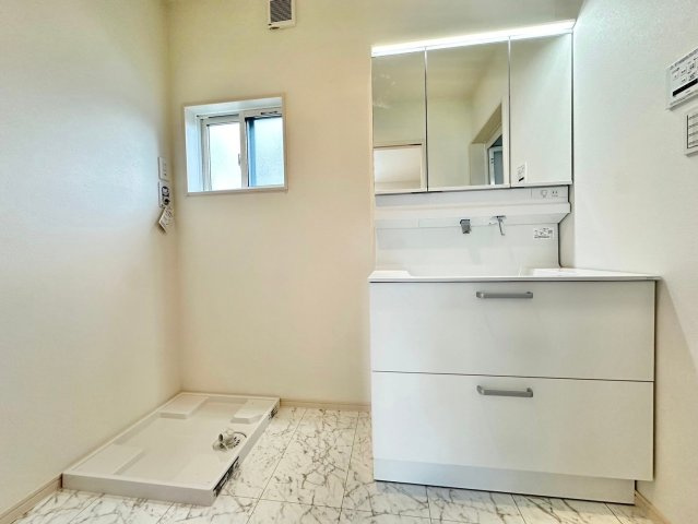 京都市西京区山田南山田町　未入居物件の独立洗面台