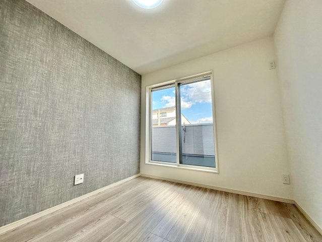 京都市西京区山田南山田町　未入居物件の洋室