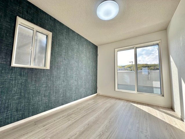 京都市西京区山田南山田町　未入居物件の洋室