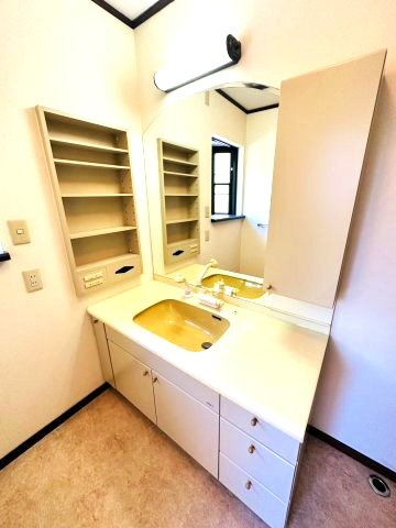 高野台3丁目貸し戸建の洗面所|スペースが確保できる洗面所です