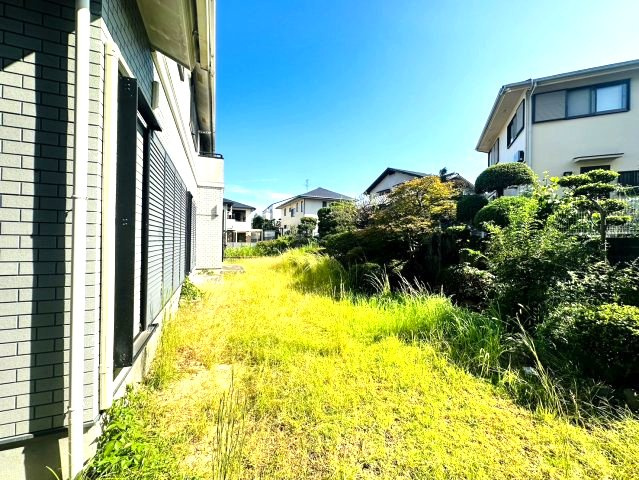 高野台3丁目貸し戸建の庭|建物外観を気になさる方へ、見た目の良い物件です！庭池があります♪