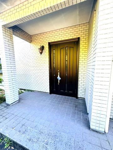 高野台3丁目貸し戸建の玄関|落ち着いた玄関です