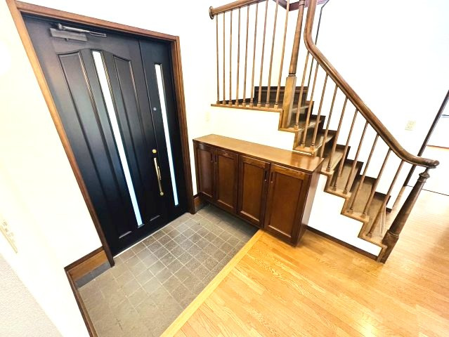 高野台3丁目貸し戸建の玄関|明るい玄関です