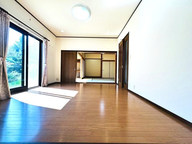 高野台3丁目貸し戸建の居間・リビング|こちらのリビングで趣味の時間をお楽しみください