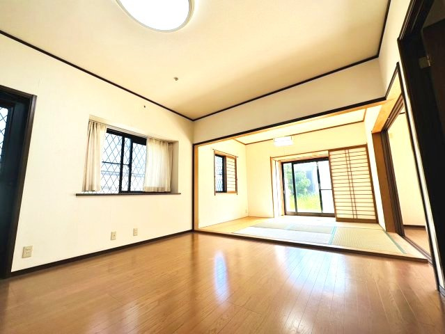 高野台3丁目貸し戸建の居間・リビング|使いやすい居間です