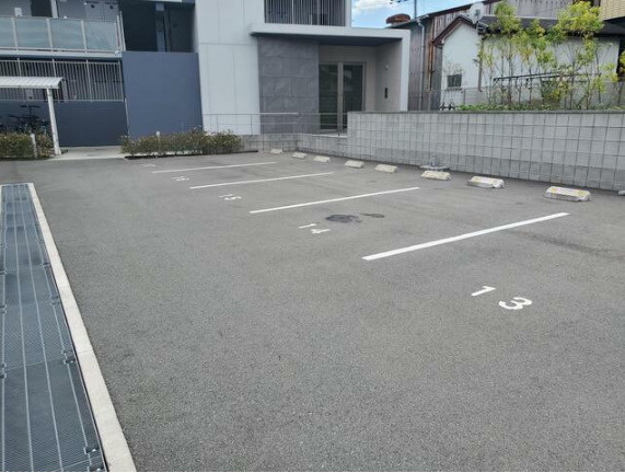 クローバー英賀保駅前の駐車場