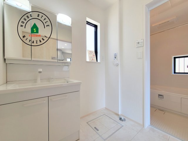 宮崎市島之内9期-5棟（E号棟）の脱衣所|ゆとりの洗面スペースで朝の身支度もスムーズに。暮らしを快適に変えるシャワー付洗面台です！
