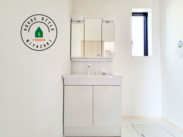 宮崎市島之内9期-5棟（E号棟）の独立洗面台|毎日使うものだから清潔な空間を保ちたい水回り。洗面にはそんな願いを解消させてくれる収納アイデアが満載です。三面鏡の裏側にはキャビネットが現れ小物から背の高い物まで収納できます。
