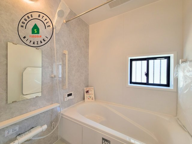 宮崎市島之内9期-5棟（E号棟）の浴室|1日の疲れを癒してくれる広々バスルーム。雨の日のお洗濯にも大活躍な浴室乾燥機付です！