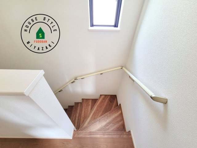 宮崎市島之内9期-5棟（E号棟）の内装|＜手すり付階段＞手すりがないと階段の昇り降りで危険なことはもちろん、壁に手をつきながら歩くことで壁紙が汚れやすくなります。すべての方に快適に昇り降りしていただくため、手すりを設置しました。