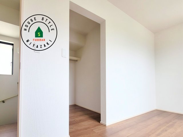 宮崎市島之内9期-5棟（E号棟）の収納|洋服や大きな荷物が多い方や人数の多いご家族などは、一般的なクローゼットよりもウォークインクローゼットのほうが使い勝手が良いです。