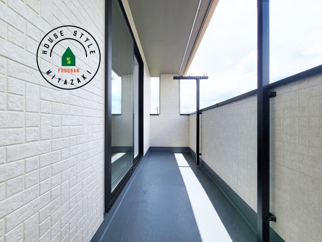 宮崎市島之内9期-5棟（E号棟）のバルコニー|風をしっかりと感じられるバルコニーでは、毎日が洗濯日和です。広々としているので洗濯も楽しくなるでしょうし、気分転換にバルコニーからの眺めを楽しむのもいいでしょう。