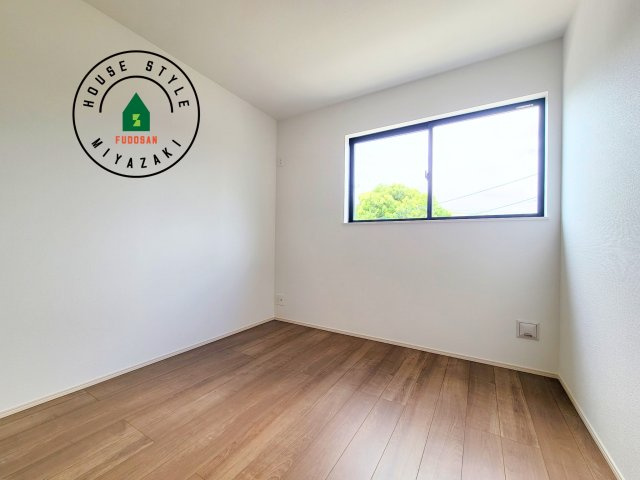 宮崎市島之内9期-5棟（E号棟）の洋室|柔らかい陽光が差し込む明るいお部屋を演出する設計。彩光の取れる窓が気持ちの良いお部屋を創り上げます。