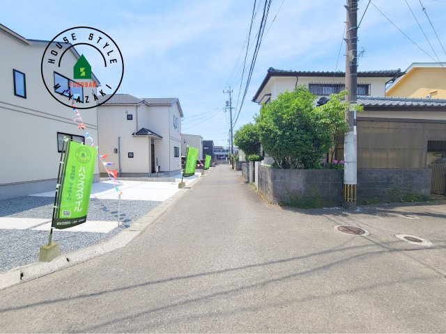 宮崎市島之内9期-5棟（E号棟）の前面道路含む現地写真|前面道路は閑静な住宅地をはしる車通りの少ない道路。お車の出し入れが苦手なママや小さなお子様にも安心ですね。しっかり舗装もされているので、ベビーカーや自転車で通っても快適に通行できます。