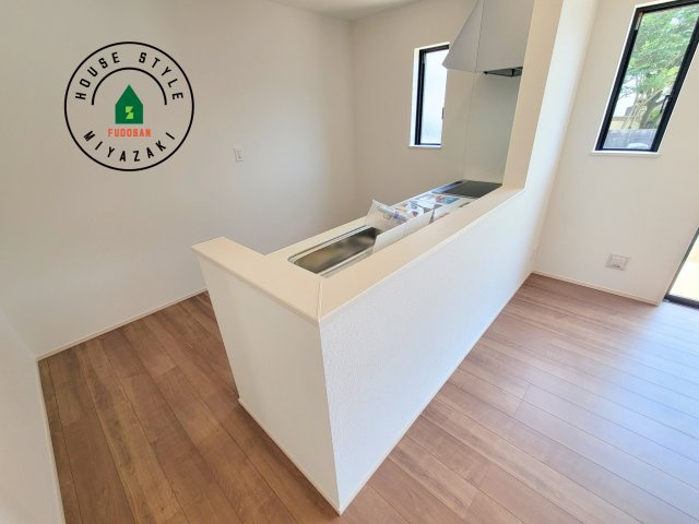 宮崎市島之内9期-5棟（E号棟）のダイニング|会話が弾む場所として居心地の良いリビングです。