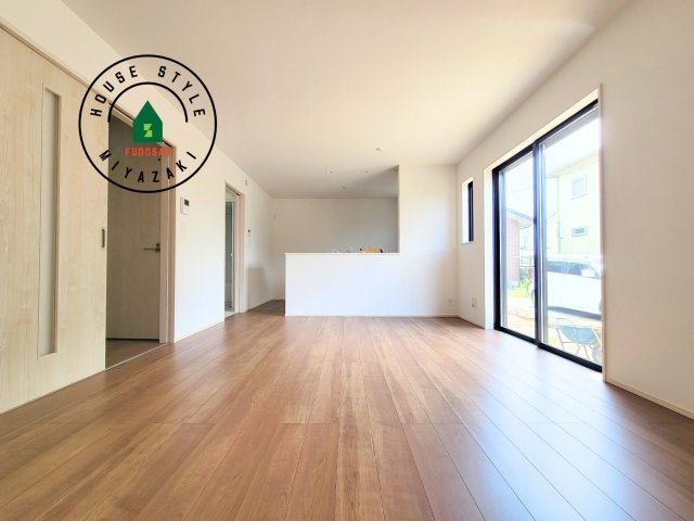 宮崎市島之内9期-5棟（E号棟）の居間・リビング|多くの時間を過すことになるリビングだからこそ、いつも穏やかな空間・解放感が味わえ毎日が充実します。