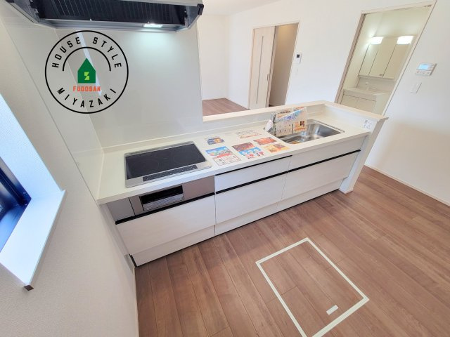 宮崎市島之内9期-5棟（E号棟）のキッチン|明るいキッチン作業スペースを多くとりました。ご夫婦でキッチンに立っても調理がしやすい広さです。食器類もすっきりと片付く収納は魅力的です。