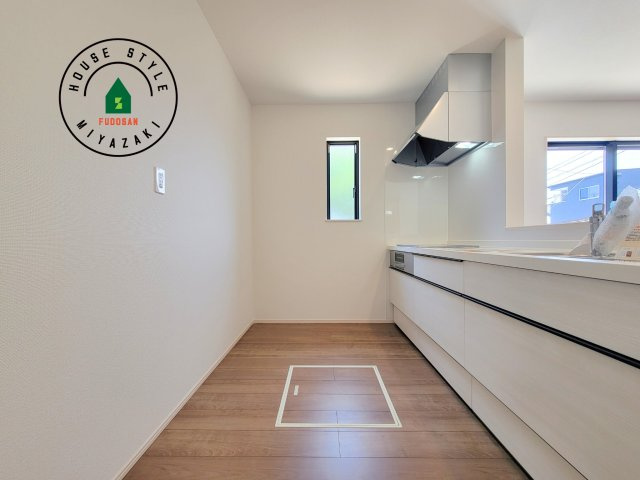 宮崎市島之内9期-5棟（E号棟）のキッチン|ダイニングテーブルへの配膳がラクラク、お料理はかどるカウンター付きシステムキッチン！