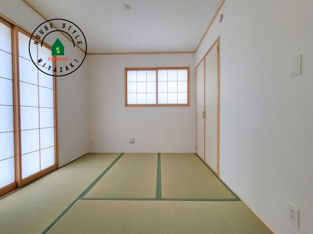 宮崎市島之内9期-5棟（E号棟）の和室|和室を上手に活用すると暮らし方の幅が広がります。例えば普段は開け放して、子供の小さいうちはお昼寝や遊びのスペースに。畳はソフトなので転んでもケガをしにくく安心です