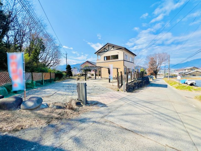 渋川市北橘町八崎の前面道路含む現地写真|車の通りも少なく、駐車も楽々♪