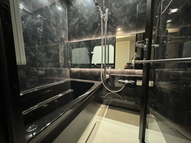 フラッツ景丘の浴室|ユニットバスは黒を基調とした高級感溢れる空間です♪